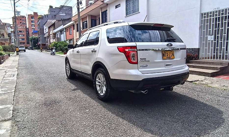 Ford Explorer Limite...