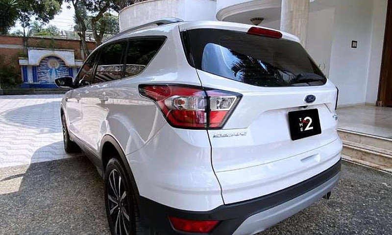 Ford Escape-Titanium...