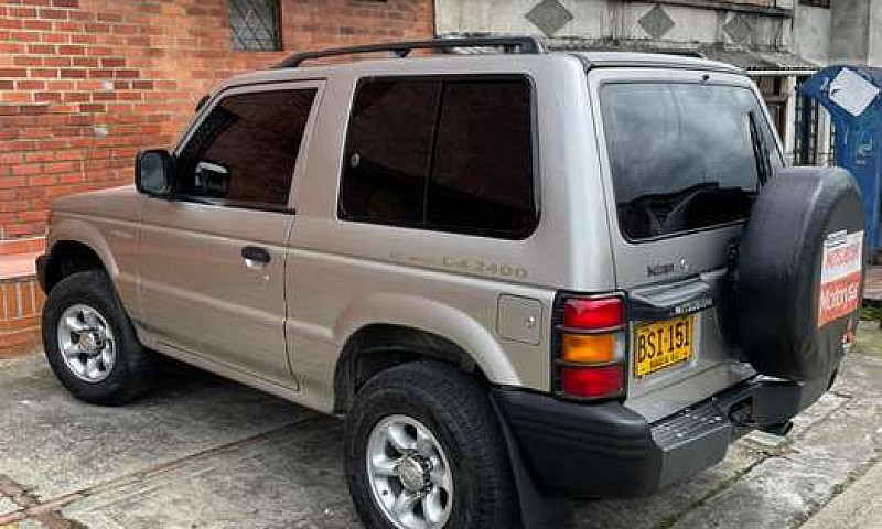 Mitsubishi Montero 2...