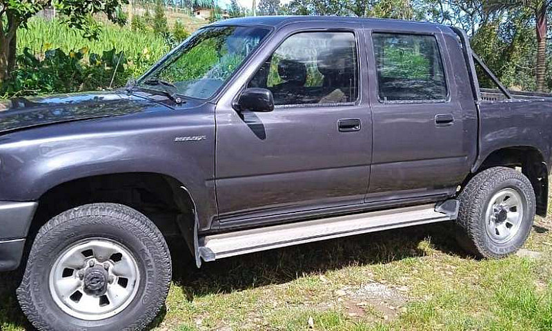 Vendo Toyota Hilux M...