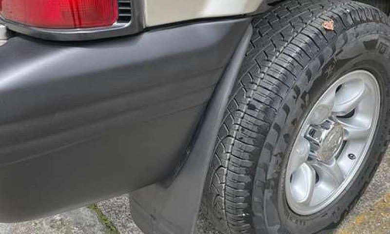 Mitsubishi Montero 2...