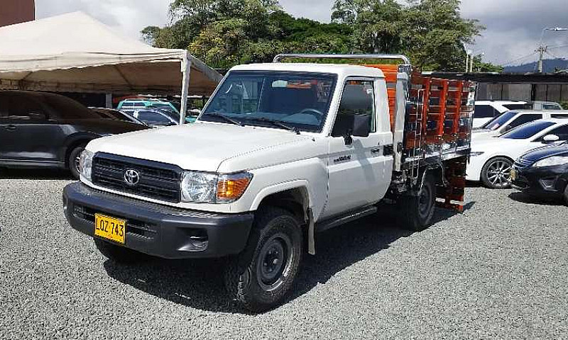 Toyota Lc79 Modelo 2...