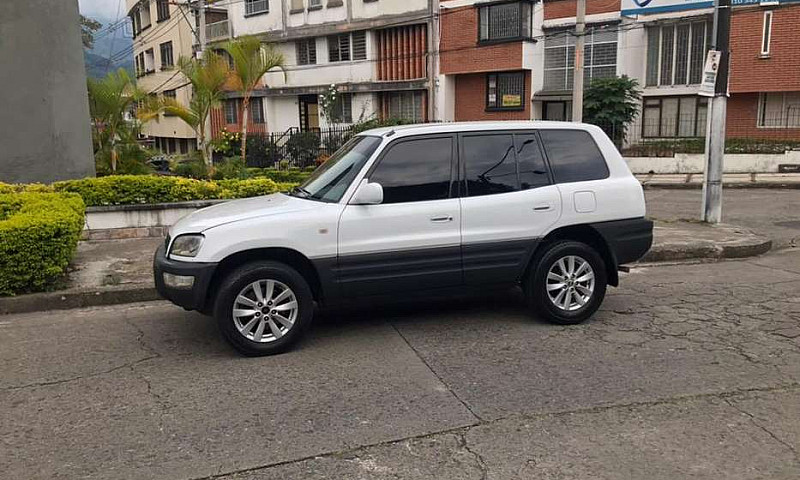 Toyota Rav4. 4X4...