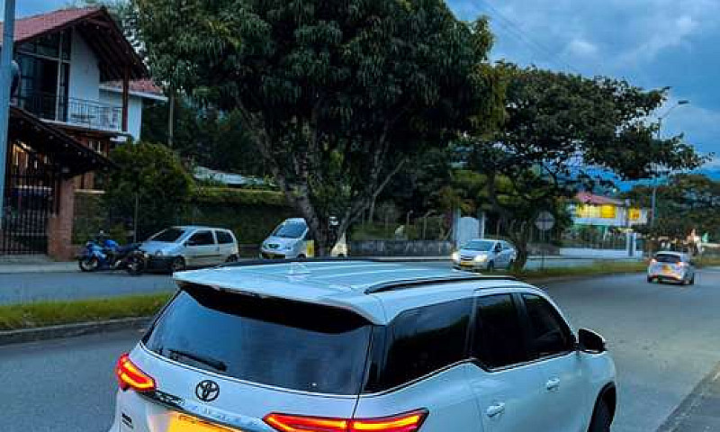 Toyota Fortuner Srv ...