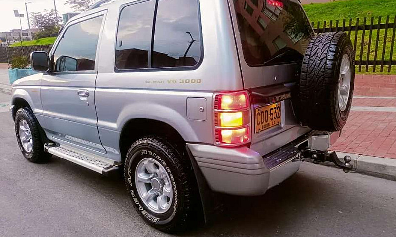 Mitsubishi Montero 2...