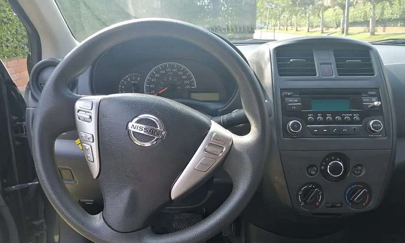 Vendo Nissan Versa 2...