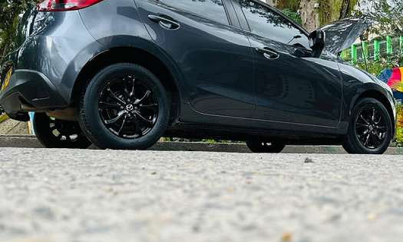 Vendo Mazda 2 Tourin...