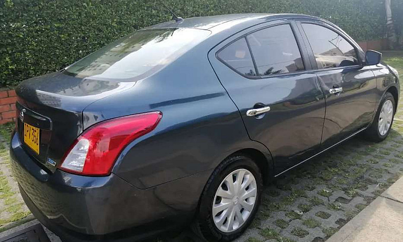 Vendo Nissan Versa 2...