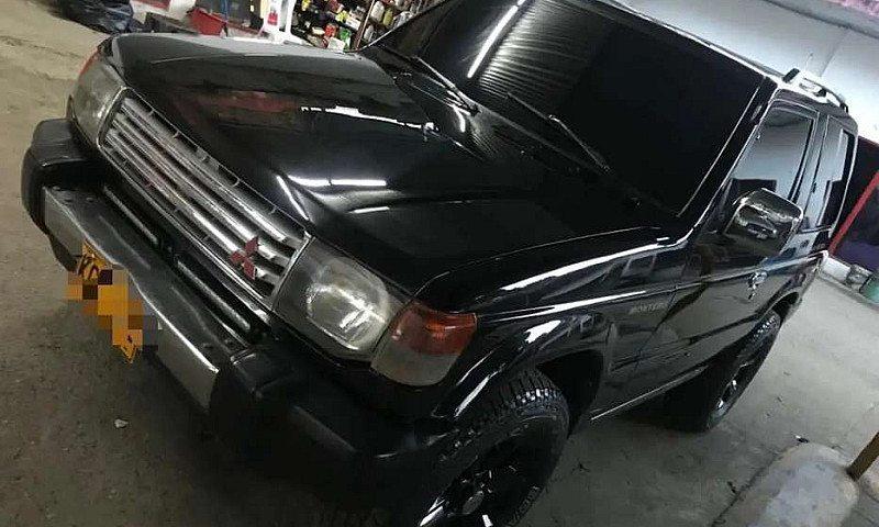 Montero Mitsubishi 2...