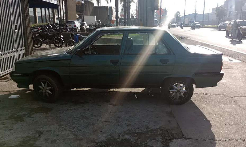 Se Vende Renault 9 E...