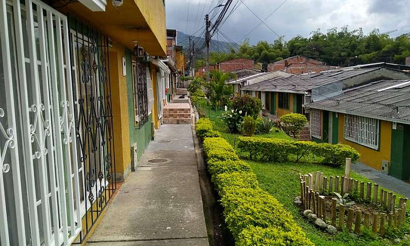 Se Alquila Casa En Q...