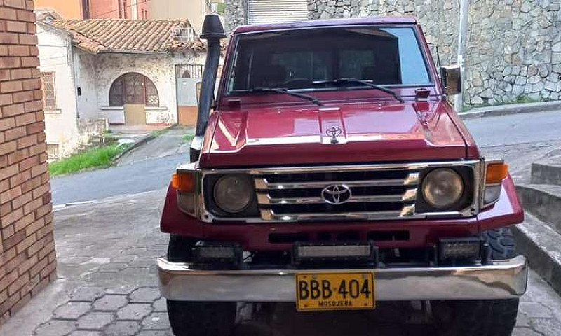 Camioneta Toyota Lan...