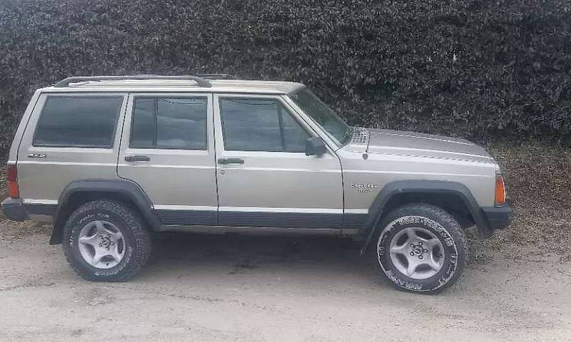 Jeep Cherokee Laredo...