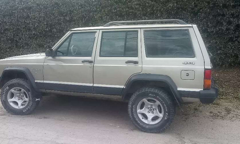 Jeep Cherokee Laredo...