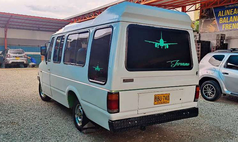 Microbus Mazda B2200...