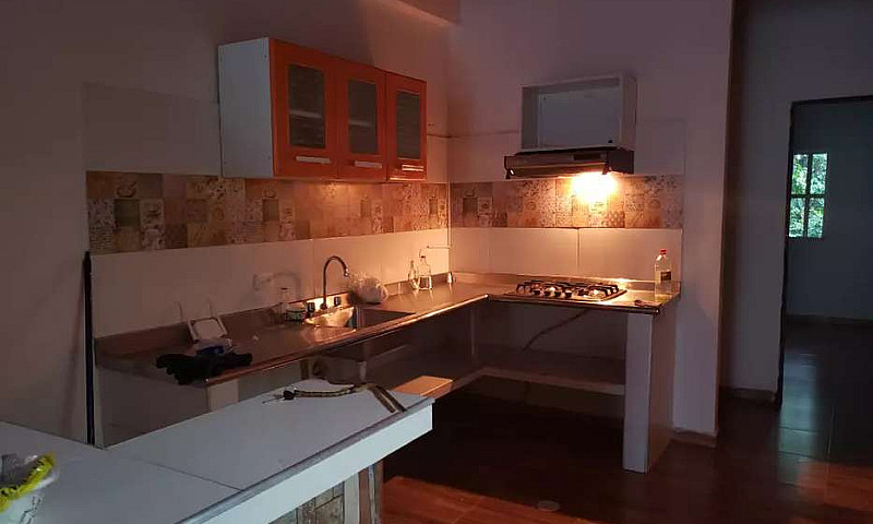 Arriendo Casa Barrio...