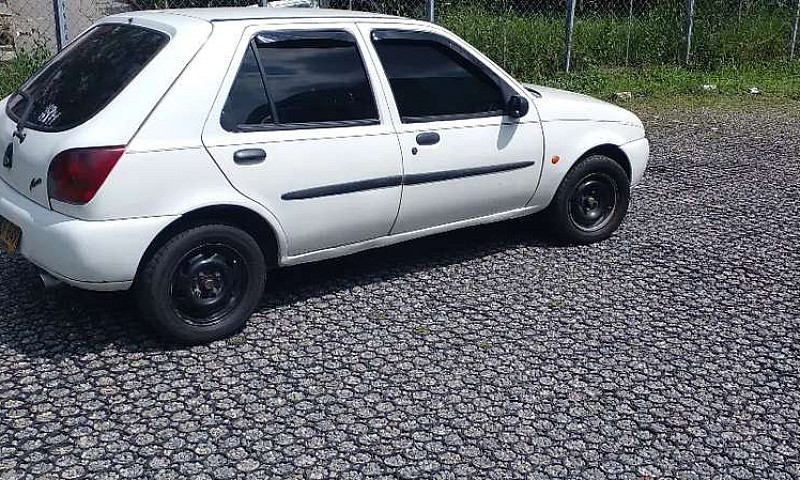 Vendo Automóvil Ford...