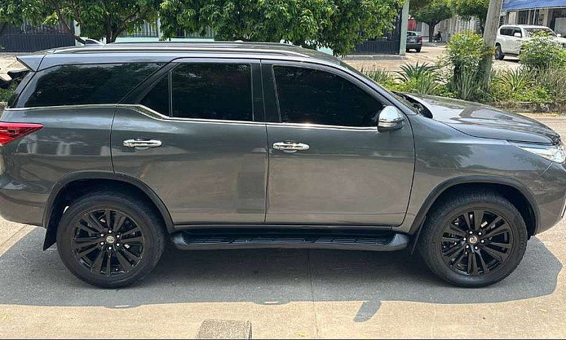 Toyota Fortuner Sw4 ...