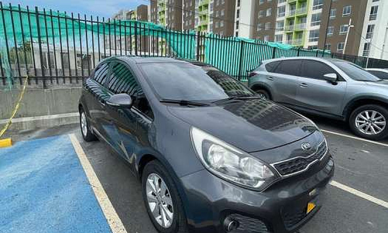 Vendo Kia Rio 2013...