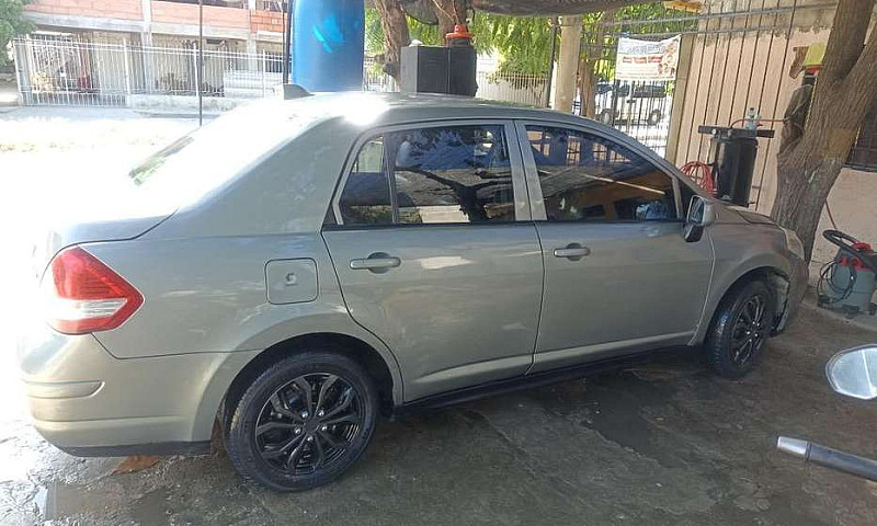 Nissan Tiida 2012...