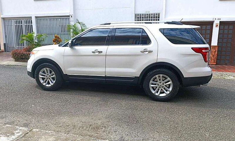 Ford Explorer Limite...