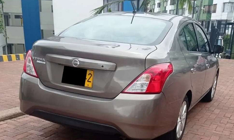 Vendo Versa 2019 Úni...