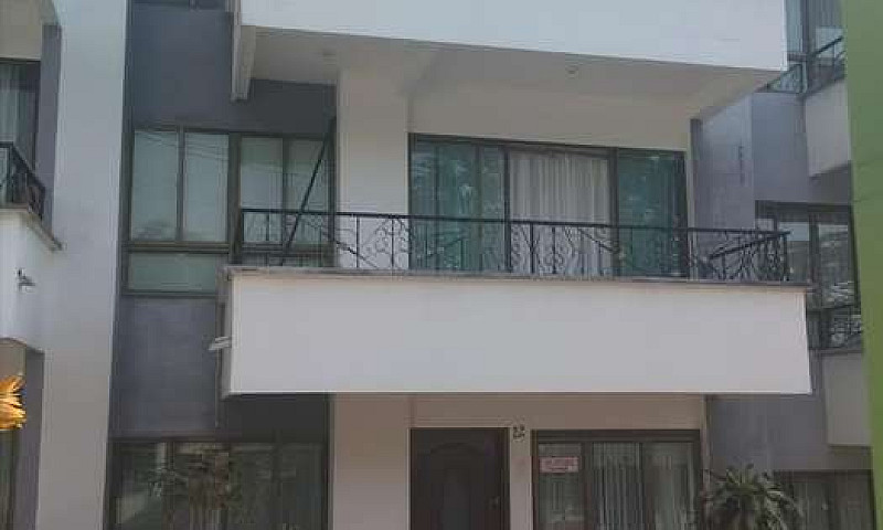 Casa De Tres Pisos U...
