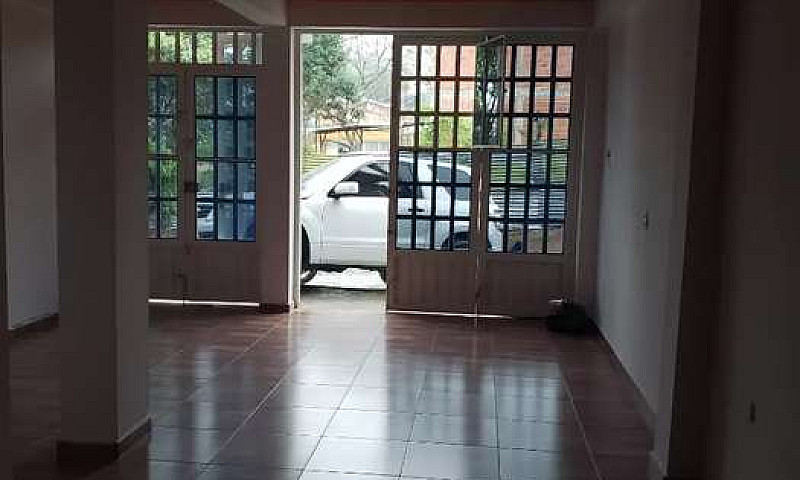 Arriendo Casa Barrio...