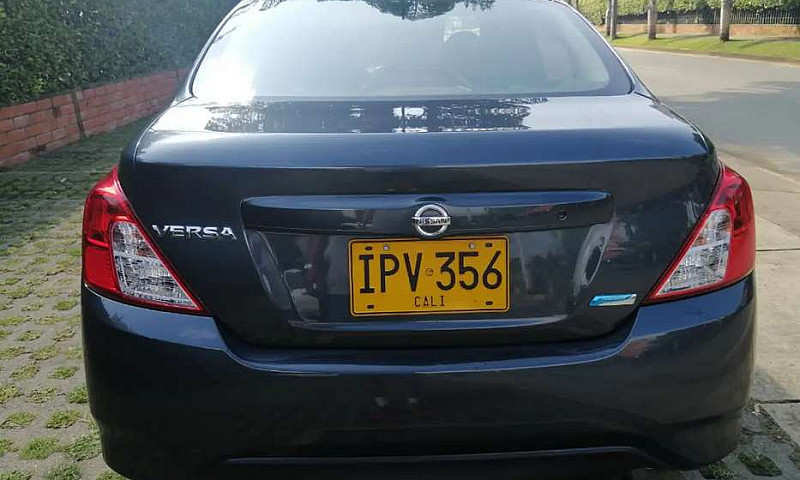 Vendo Nissan Versa 2...