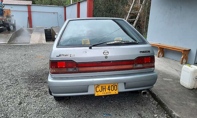 Vendo Mazda 323 Mode...