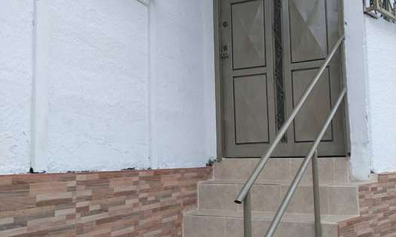 Arriendo Casa Amplia...