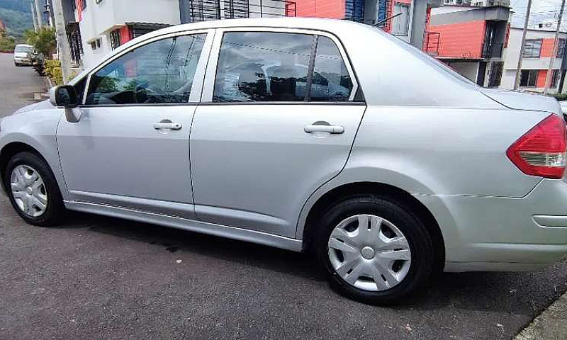 Nissan Tiida 1.8 Emo...