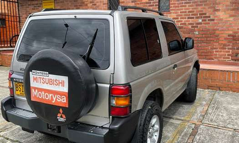Mitsubishi Montero 2...