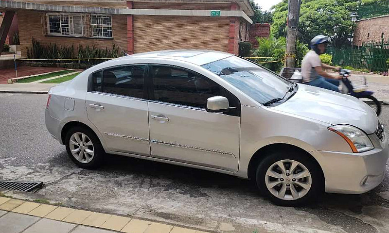 Vendo Nissan Versa 2...