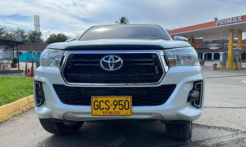 Vendo Toyota Hilux S...