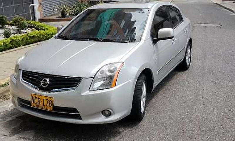 Vendo Nissan Versa 2...