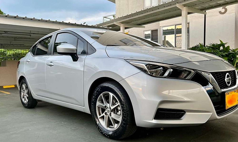 Vendo Nissan Versa M...