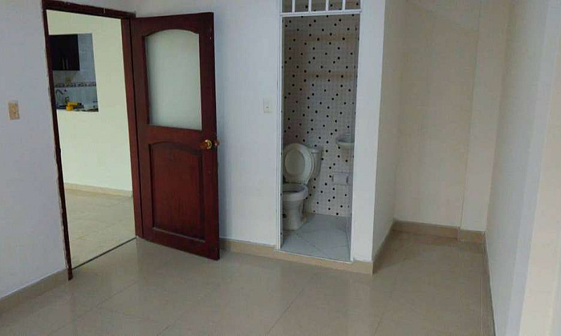 Arriendo Casa Barrio...