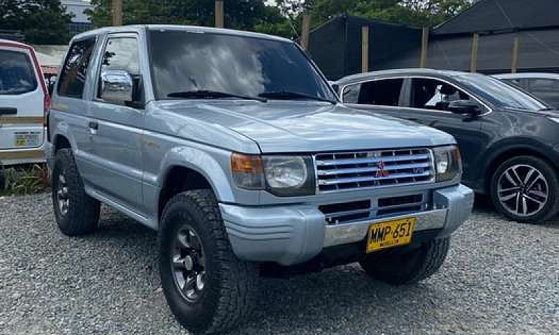 Mitsubishi Montero 3...