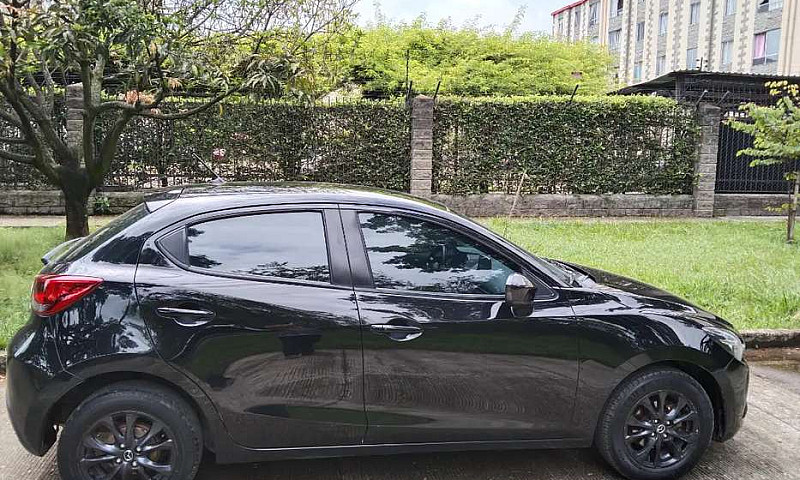 Espectacular Mazda 2...