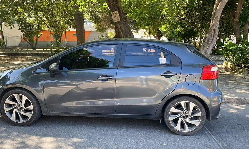 Vendo Kia Rio Space ...