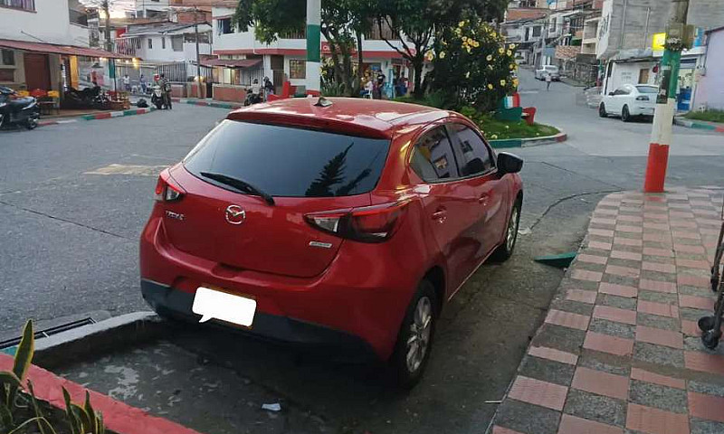 Vendo Mazda  2 Touri...