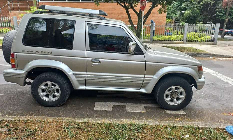 Montero Mitsubishi V...