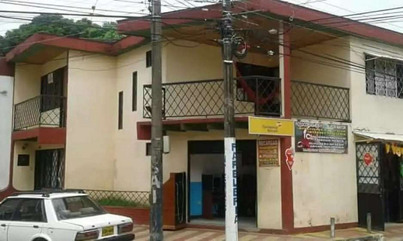 Casa De Dos Pisos...