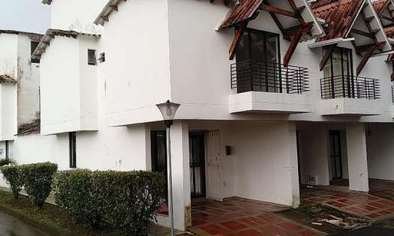 Arriendo Casa Bosque...