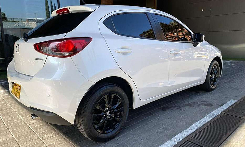 Vendo Mazda 2 Tourin...