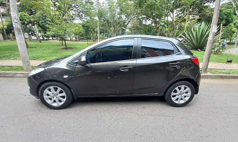 Hermoso Mazda 2 2015...