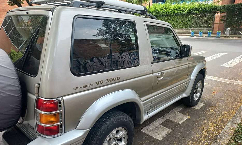 Montero Mitsubishi V...