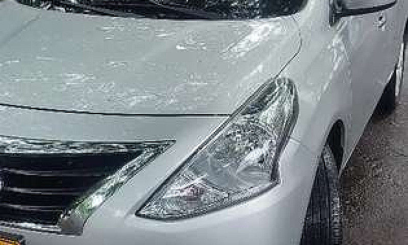 Vendo Nissan Versa P...