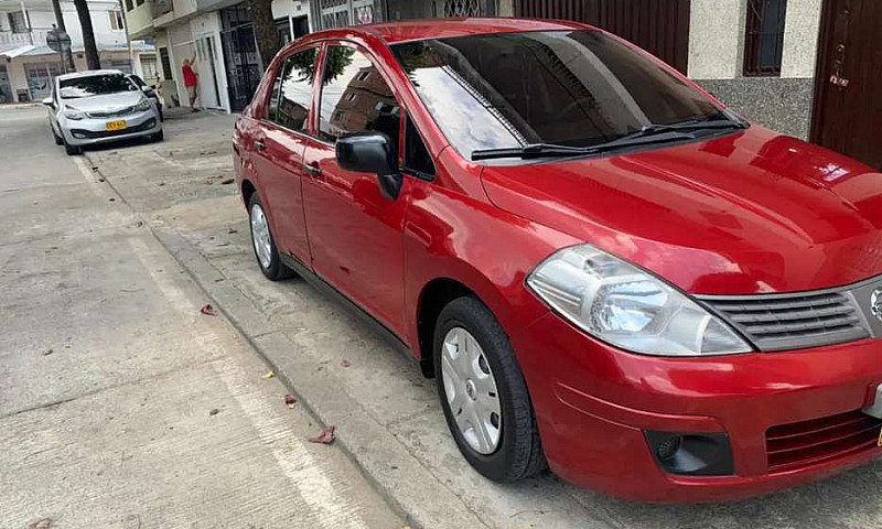 Nissan Tiida Sedan 2...